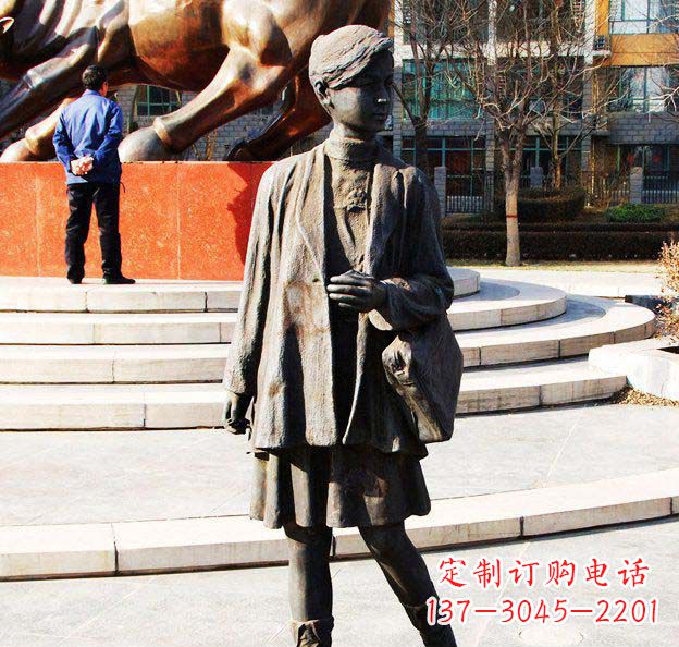 烟台真实可爱的女孩铜雕塑
