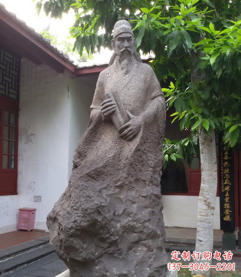 烟台广场胡铨名人铜雕