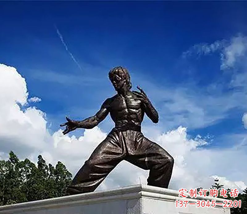 烟台铸造传奇——李小龙铜雕塑