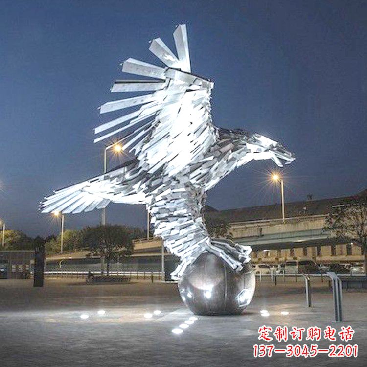 烟台中领雕塑的金属质感老鹰雕塑是一款精美而又…