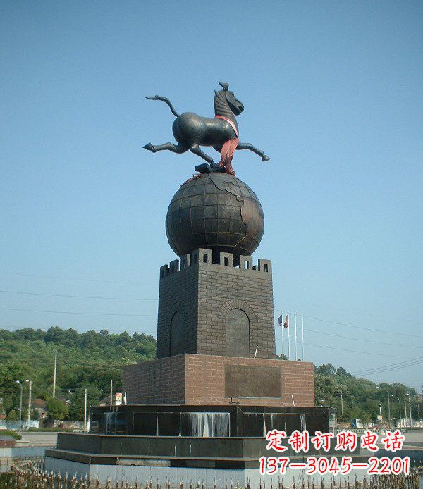 烟台广场马踏地球城市景观铜雕