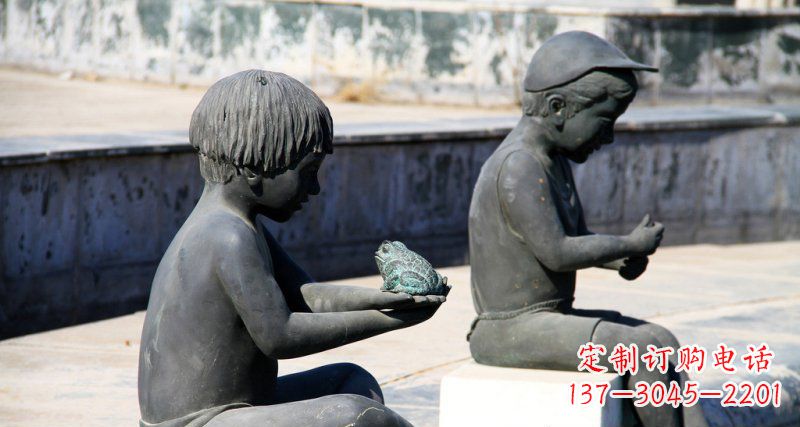烟台广场拿着青蛙的儿童景观铜雕