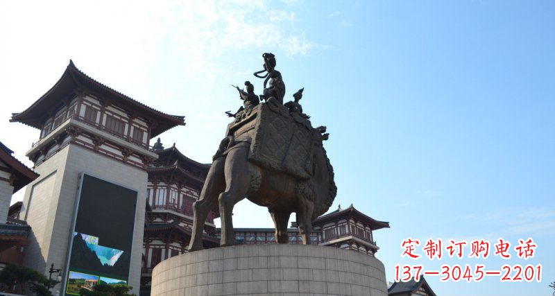 烟台广场骑骆驼的古代美女景观铜雕