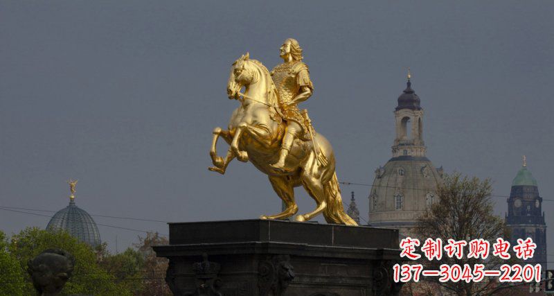 烟台广场骑马的西方人物景观铜雕