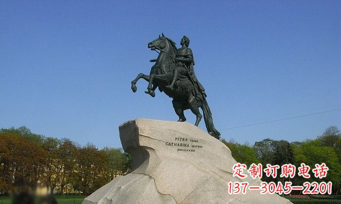 烟台广场骑马的人物铜雕