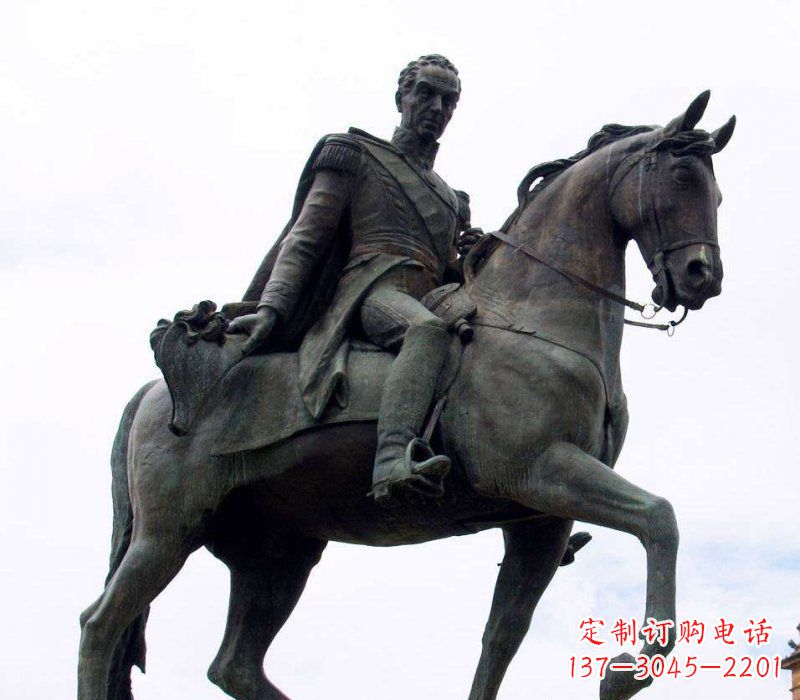 烟台广场骑马的西方人物铜雕