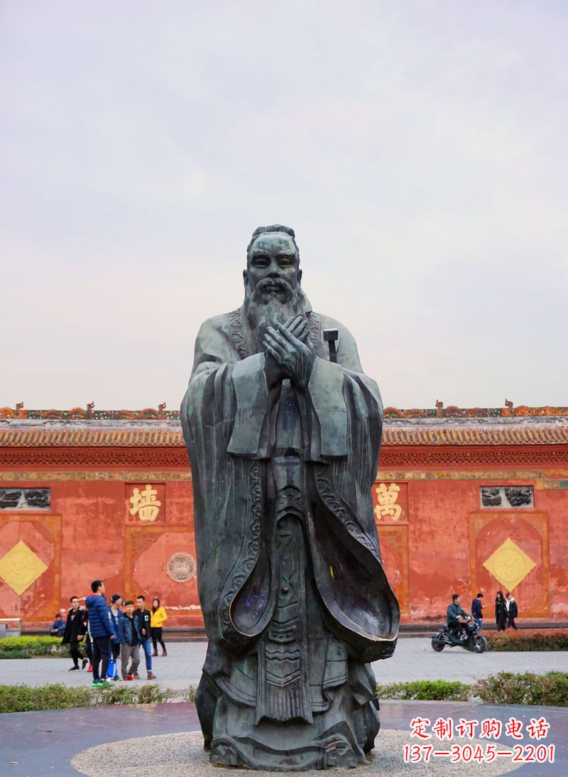 烟台广场青铜孔子像铜鼎