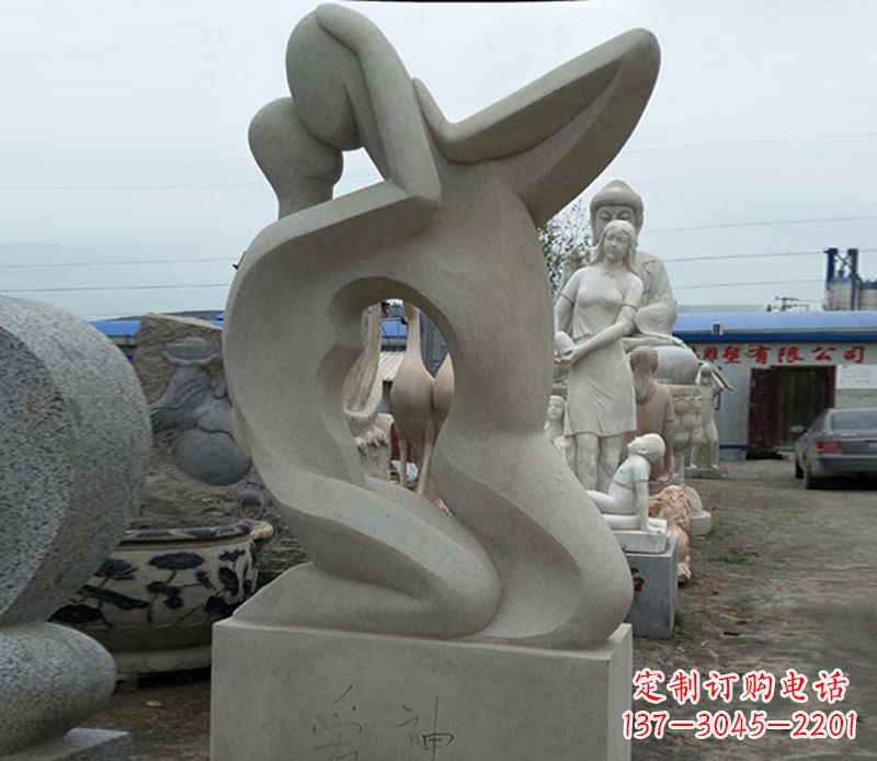 烟台广场情侣人物石雕