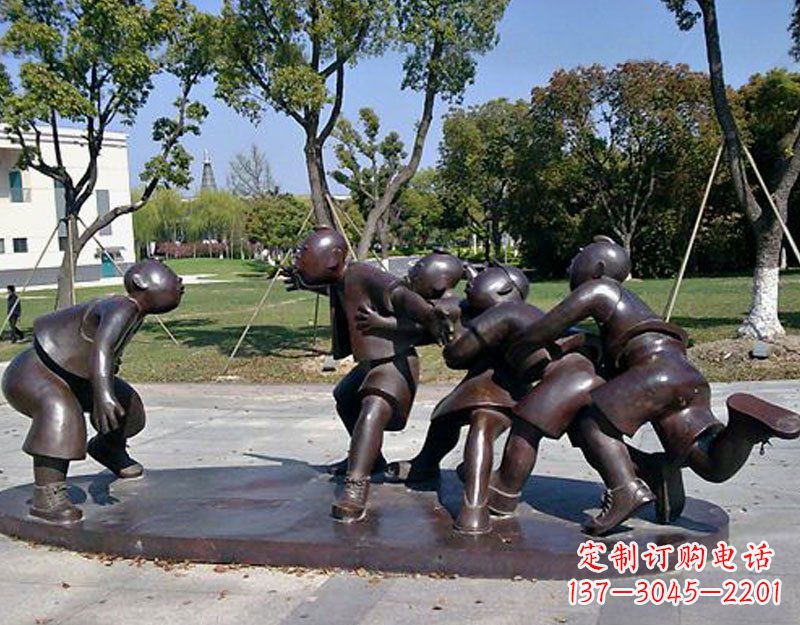 烟台广场铜雕老鹰抓小鸡人物雕塑
