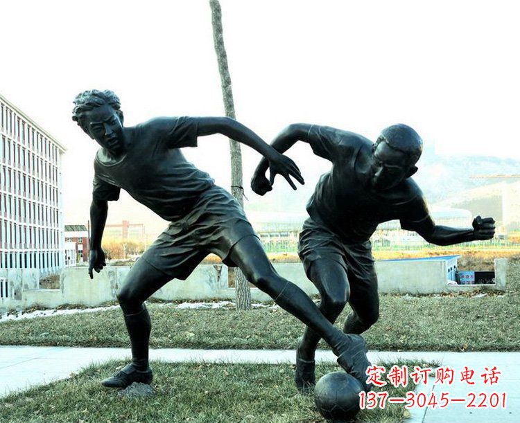 烟台广场铜雕玩足球人物雕塑