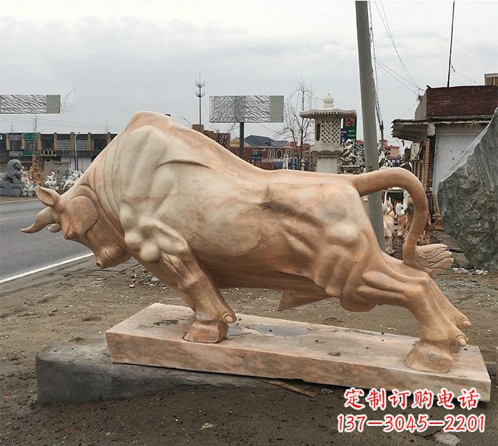 烟台象征力量的广场晚霞红牛雕塑