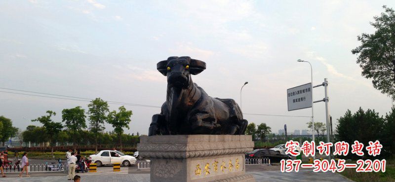烟台广场卧着的牛动物铜雕