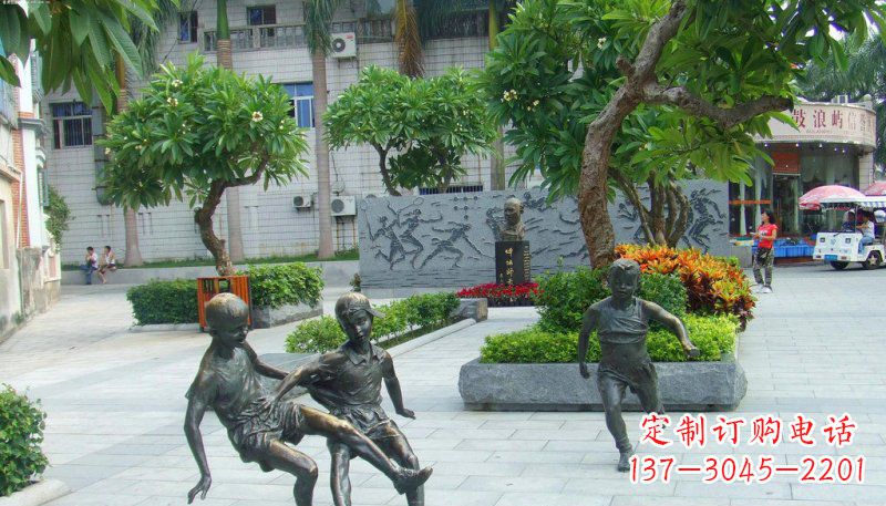 烟台广场小孩踢足球人物铜雕