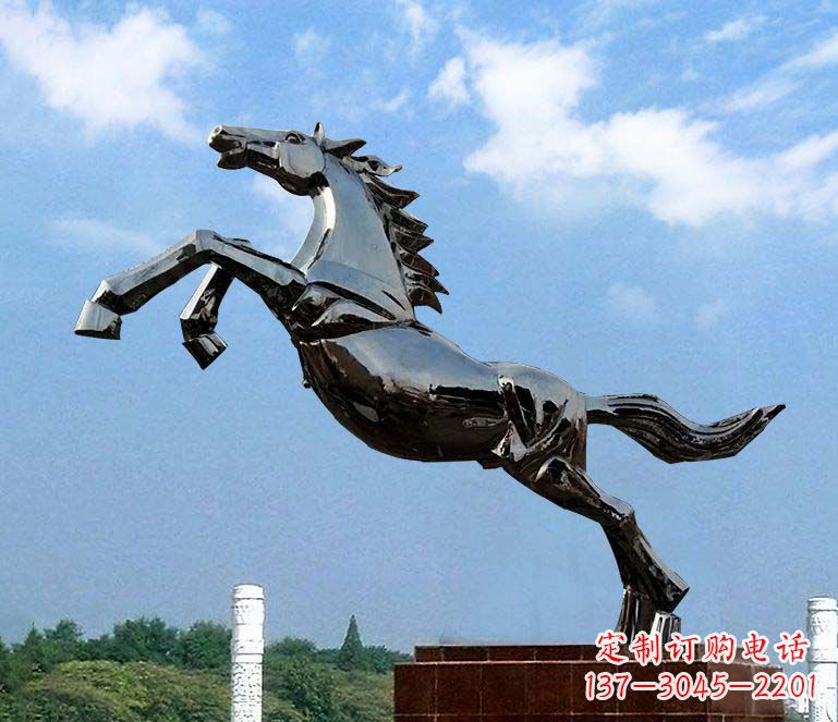 烟台广场一往直前不锈钢奔马雕塑