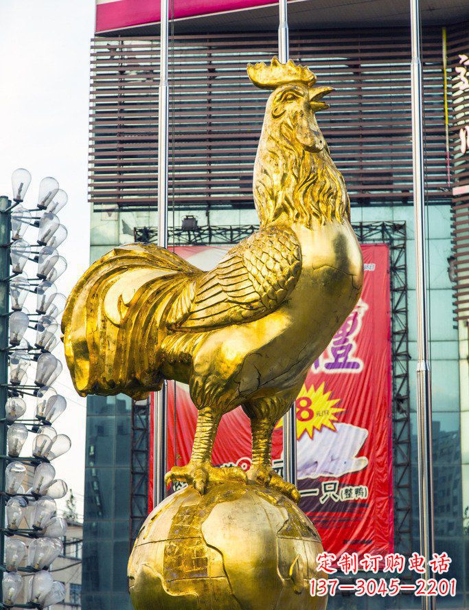 烟台广场站在地球上的公鸡景观铜雕