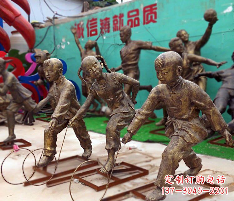 烟台滚铁环的儿童铜雕