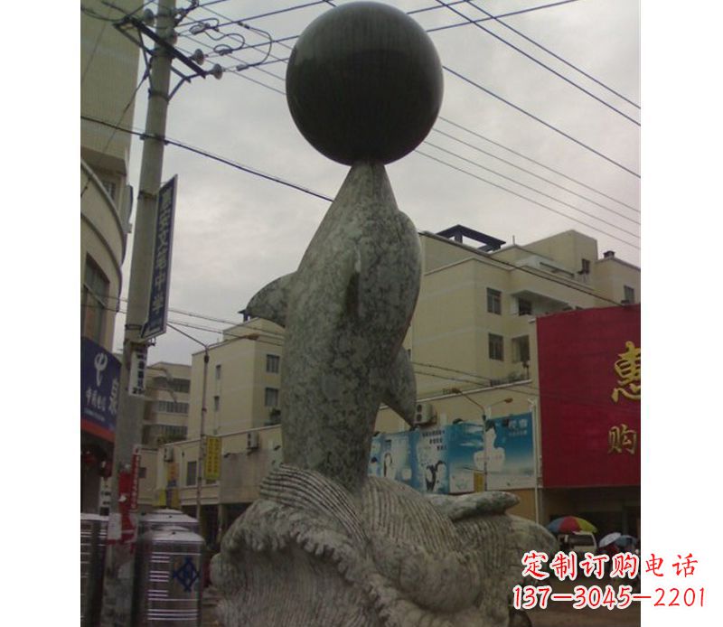 烟台海豚戏球石雕