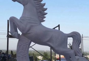 烟台深受历史文化启发的铸铁祥云马雕是中领雕塑…