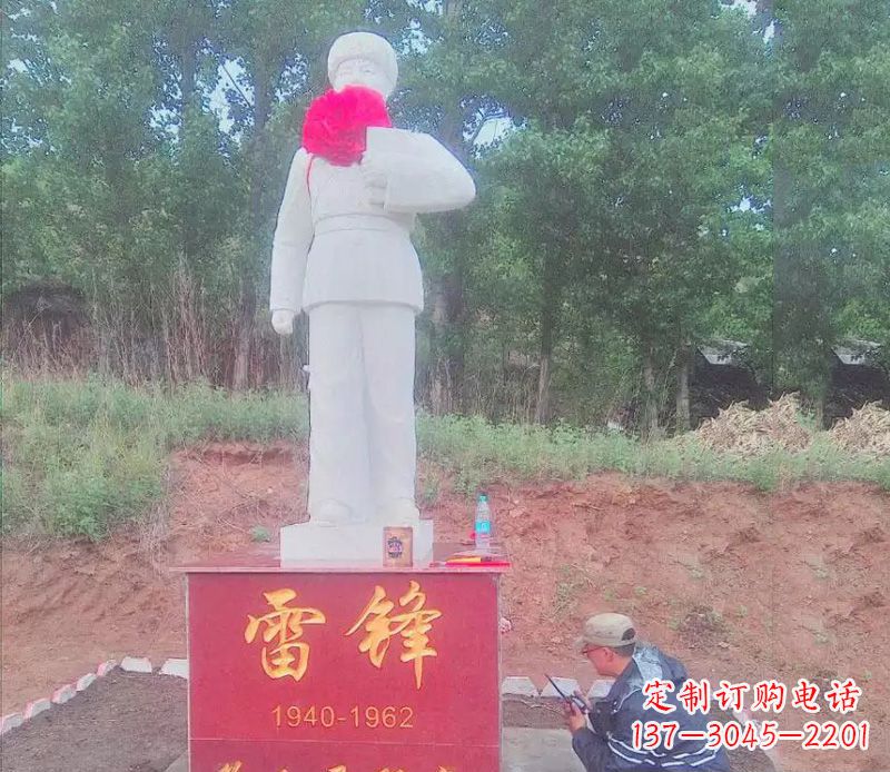 烟台珍贵的白玉雷锋雕塑