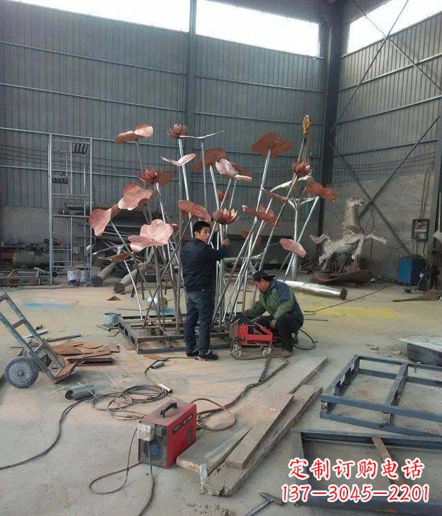 烟台荷花荷叶铜雕,营造梦幻氛围