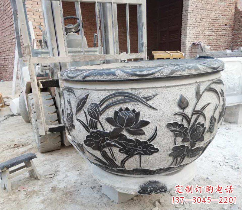 烟台中领雕塑青石荷花水缸雕塑以其独特的设计、…