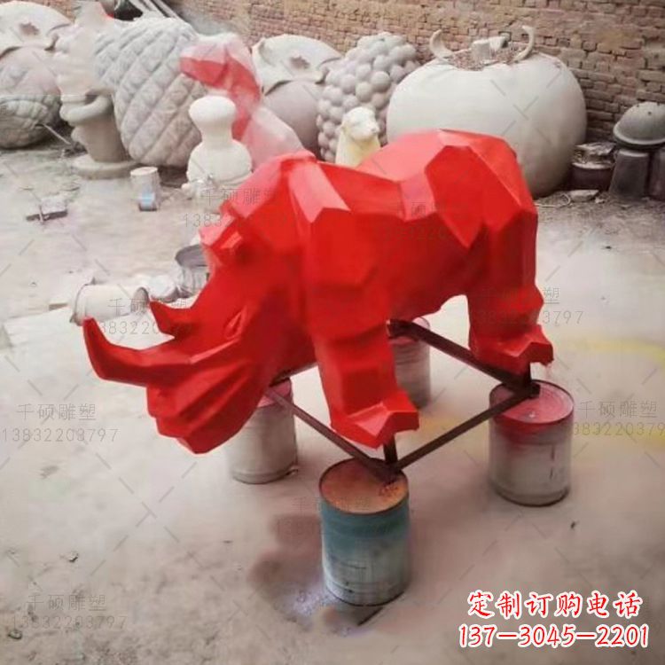 烟台红色几何切面抽象犀牛雕塑