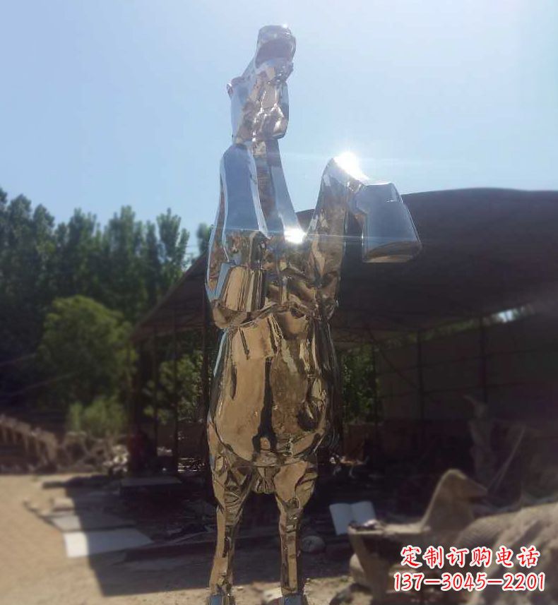 烟台典雅马雕,不锈钢镜面奔马雕塑,个性精彩