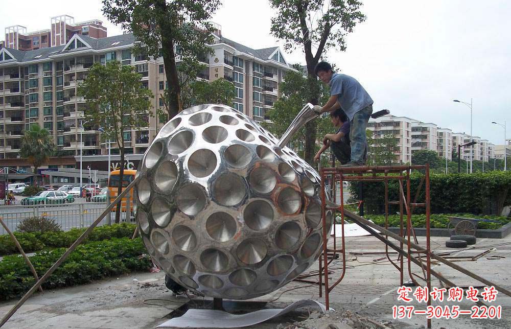 烟台精心打造的街边苹果雕塑