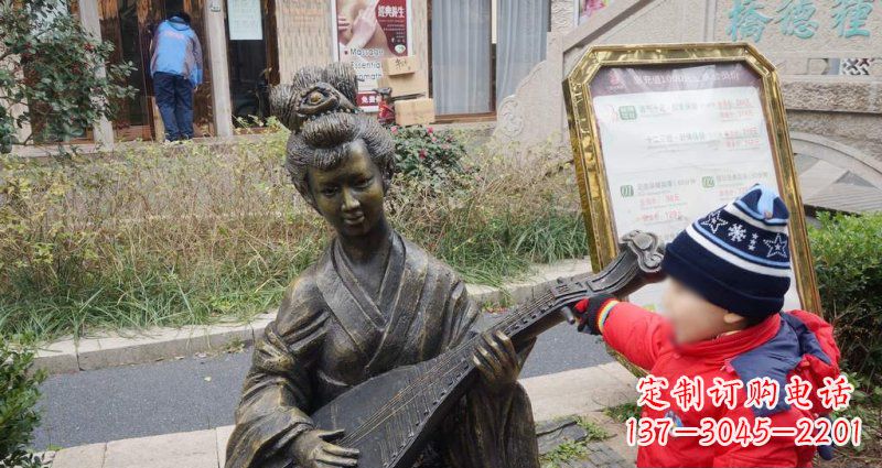 烟台街边弹琵琶的古代美女雕塑