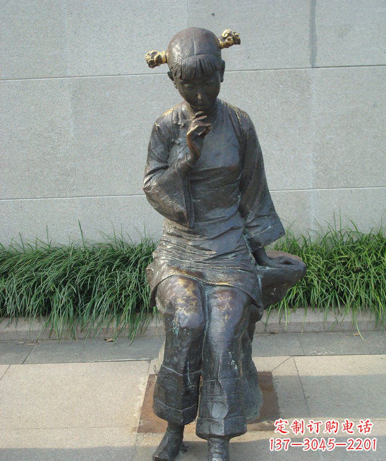 烟台描绘心灵世界的街边低头思考的女孩景观铜雕