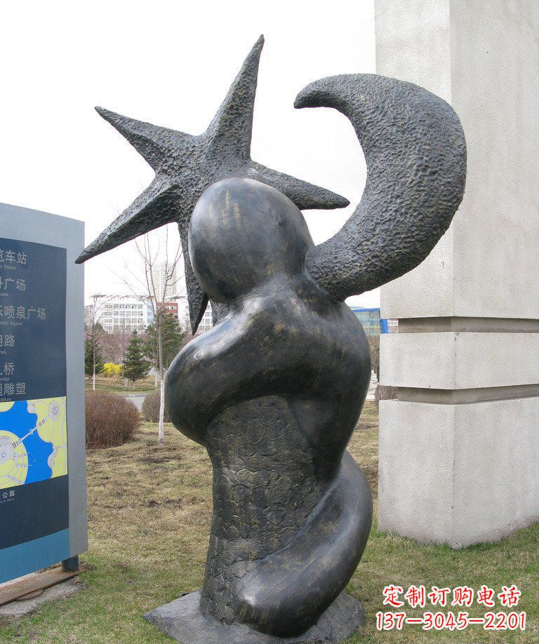 烟台街边星星月亮景观铜雕是由中国领雕塑定制的…