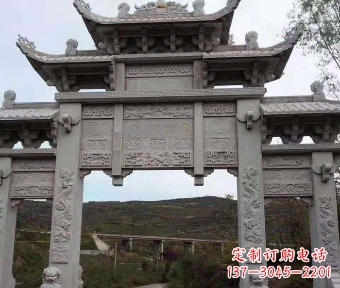 烟台地标性的三门石雕牌坊