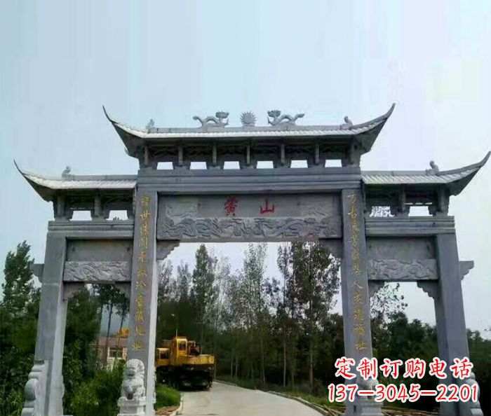 烟台景区三门石雕牌楼,是一种典型的古典建筑风…