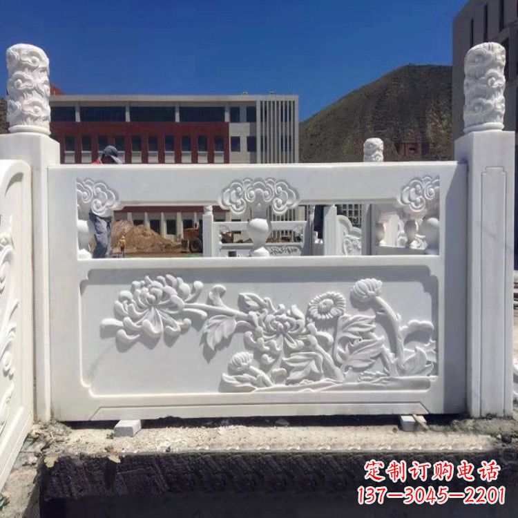 烟台中领雕塑旗下的菊花石栏板雕塑,以其独特的…