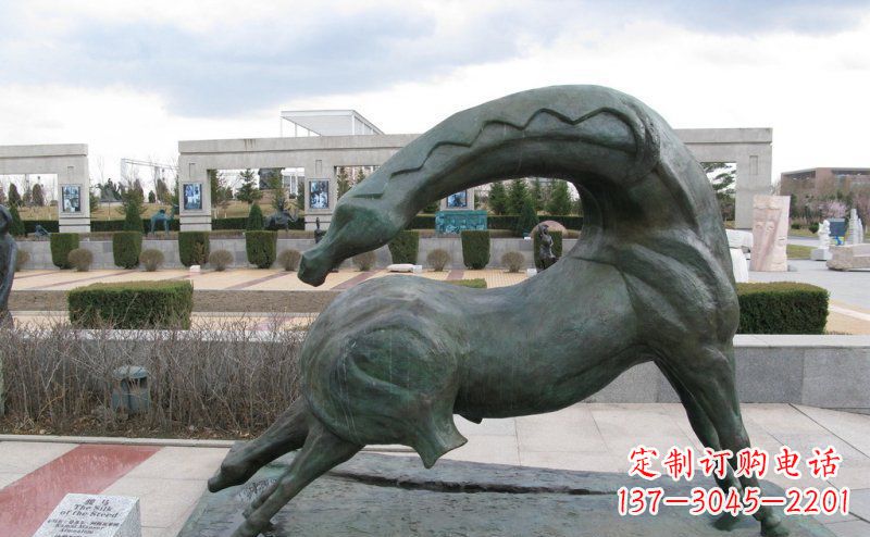 烟台骏马抽象动物景观铜雕