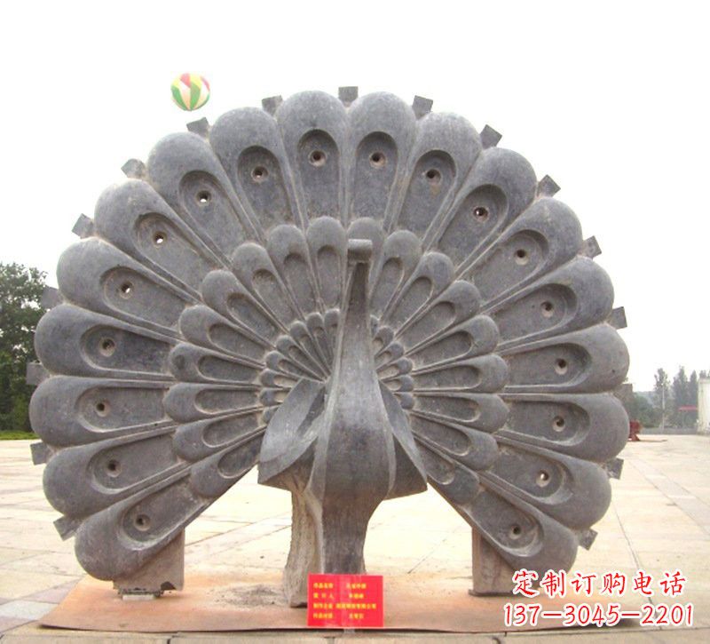 烟台精美绝伦的碧玉孔雀雕塑