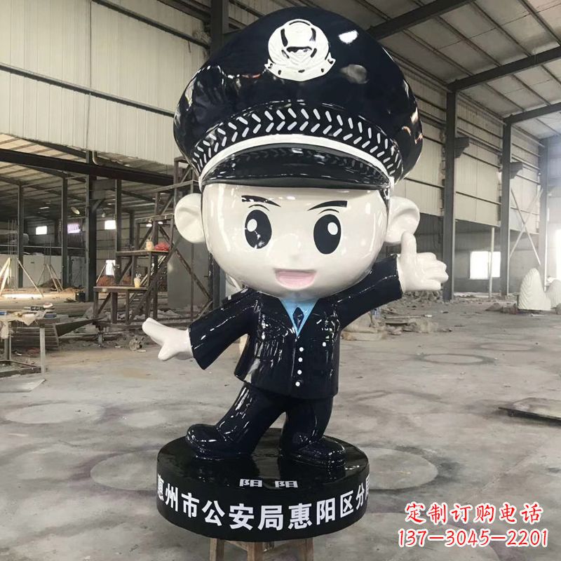 烟台可爱警察雕塑,萌趣满满!