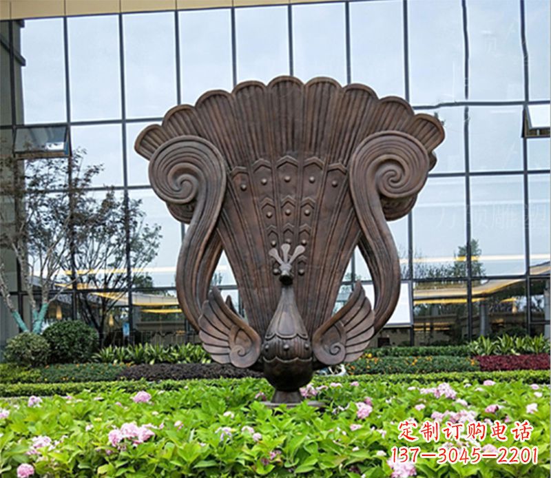 烟台装点家园的精美孔雀雕塑