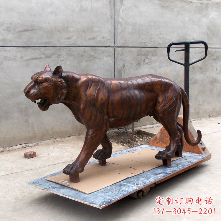 烟台活力四射的老虎铜雕塑
