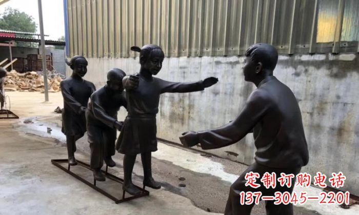 烟台华中领雕塑出品——老鹰捉小鸡铜雕