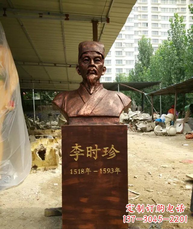 烟台寓意深长精致细节——李时珍校园名人铜雕