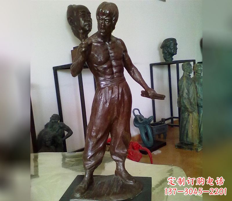 烟台经典传奇-李小龙铜雕塑