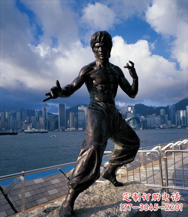 烟台标题:李小龙铜雕,让传奇永存
