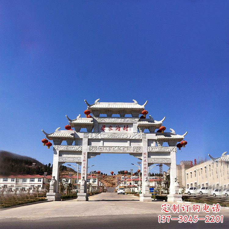 烟台梁家沟村汉白玉三门石雕牌坊