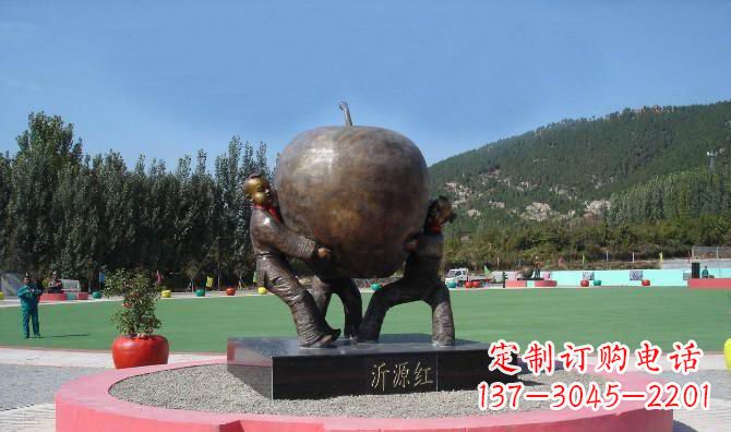 烟台苹果融入两岁小孩的生活——公园铜雕