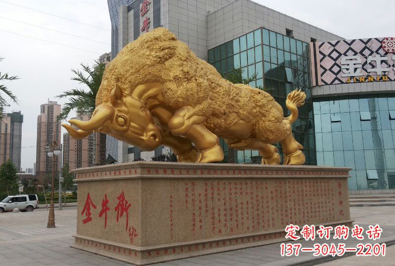 烟台鎏金开荒牛铜雕像,城市街道景观动物雕塑