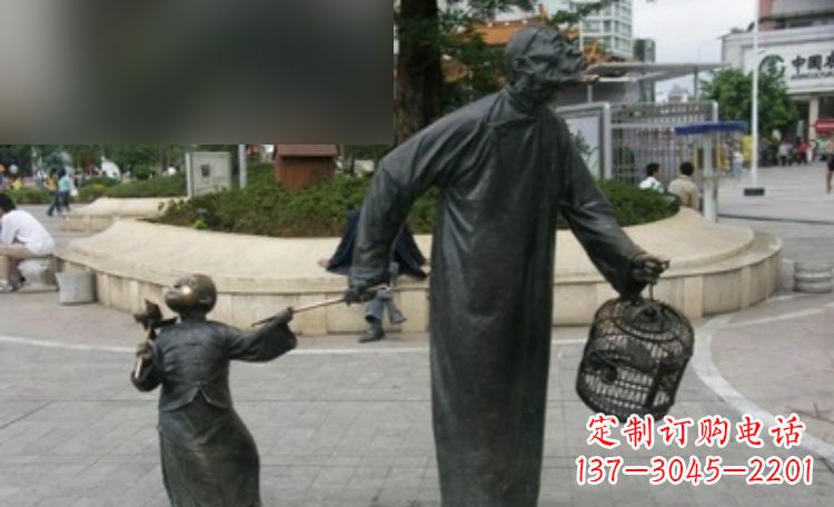 烟台遛鸟的老人和儿童铜雕