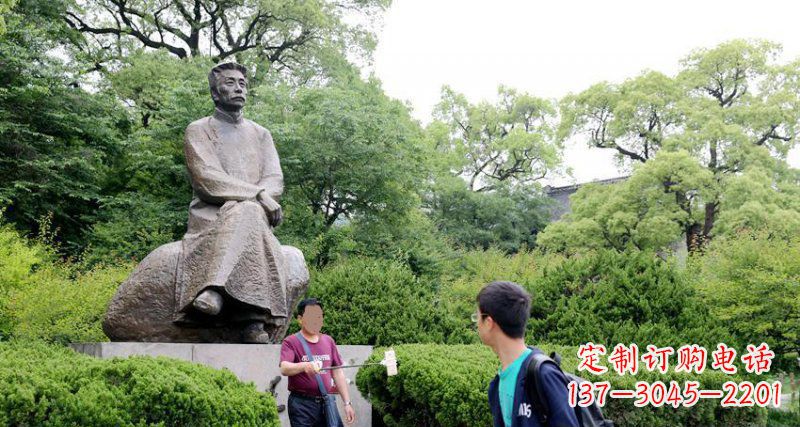 烟台鲁迅公园人物铜雕