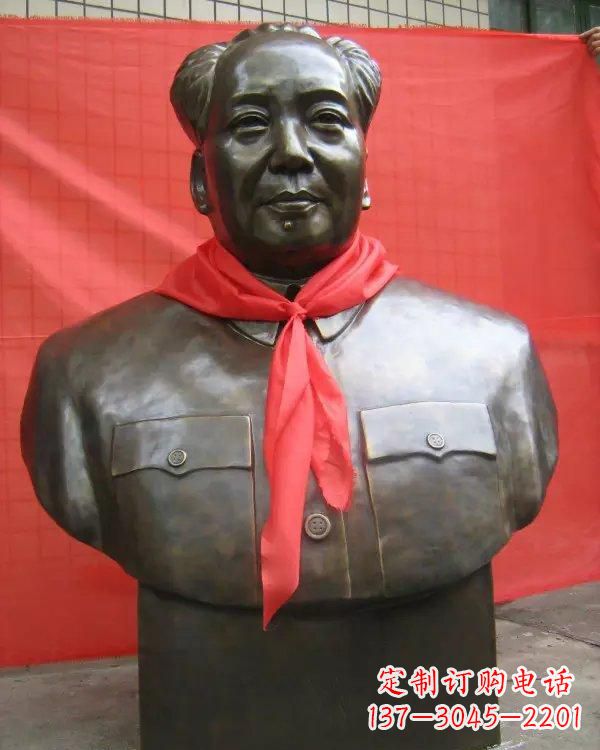 烟台毛主席铜雕像,见证历史的瞬间