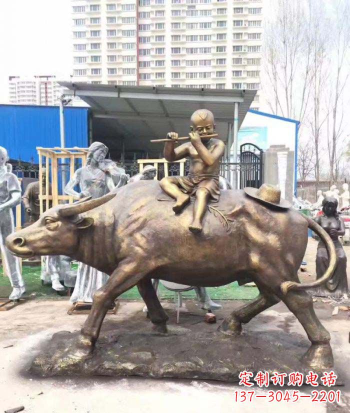烟台牧童骑在牛背吹笛人物儿童铜雕